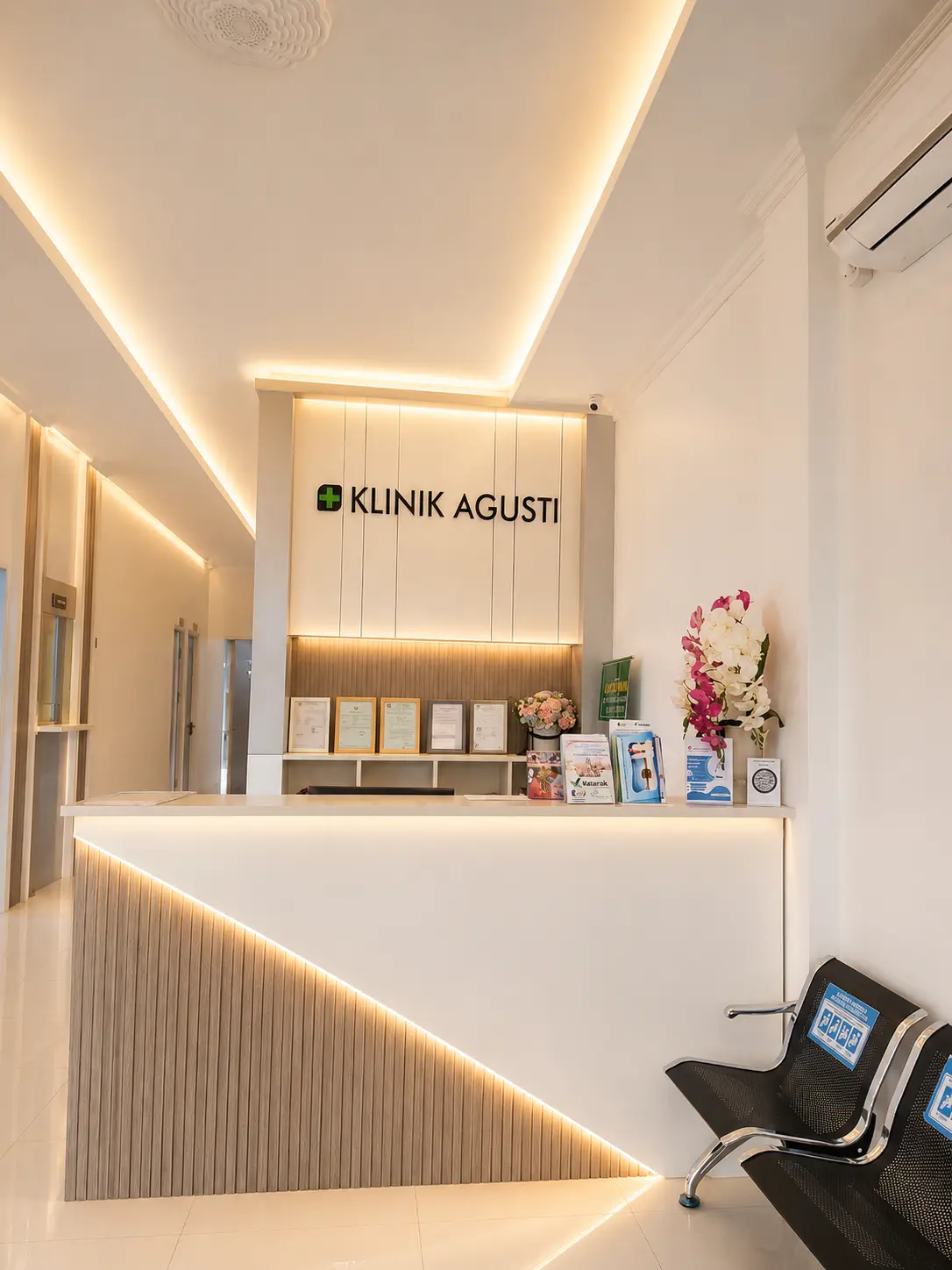 Rak obat di apotek modern